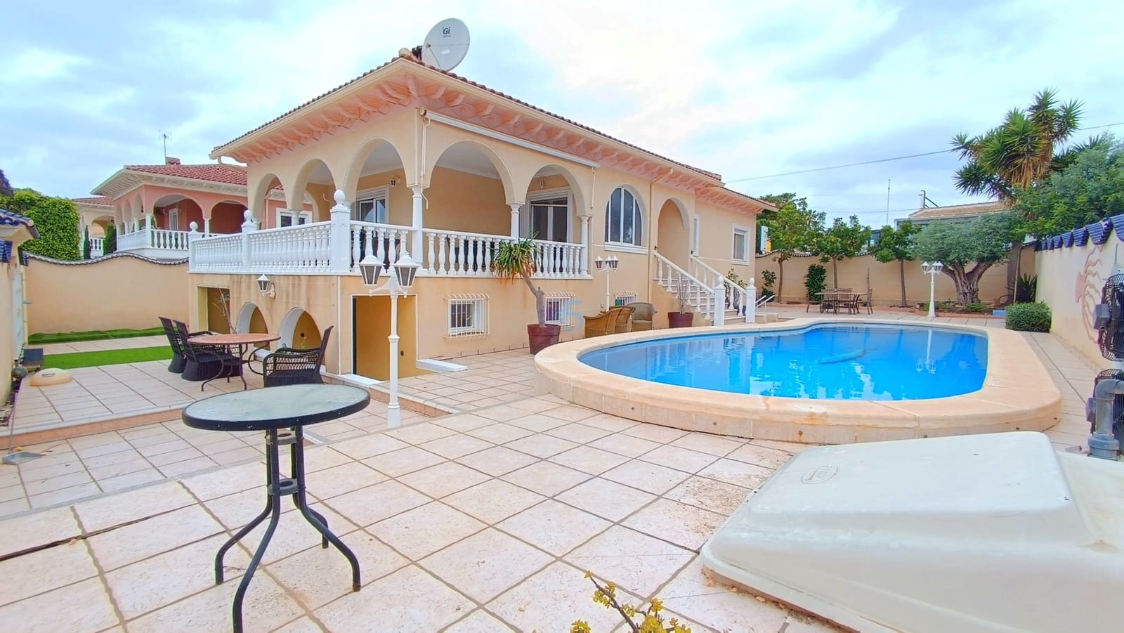 Chalet de 4 habitaciones en Ciudad Quesada en venta con piscina - 585.000 € (Ref: 9821609)