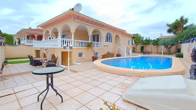 Chalet de 4 habitaciones en Ciudad Quesada, Rojales en venta con piscina - 585.000 € (Ref: 9821609)