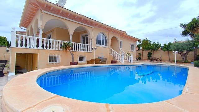 Chalet de 4 habitaciones en Ciudad Quesada, Rojales en venta con piscina - 585.000 € (Ref: 9821609)