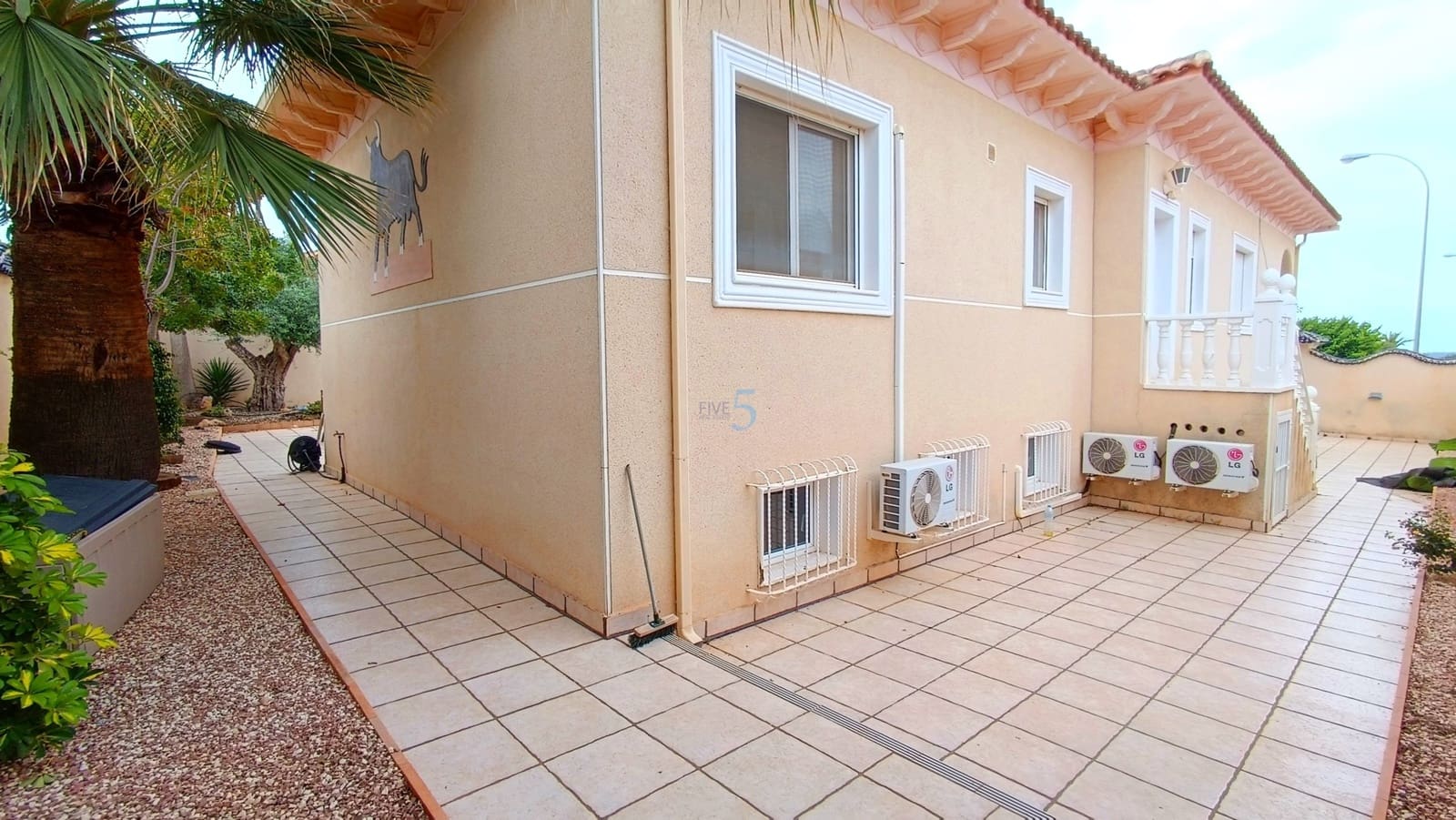 Chalet de 4 habitaciones en Ciudad Quesada en venta con piscina - 585.000 € (Ref: 9821609)