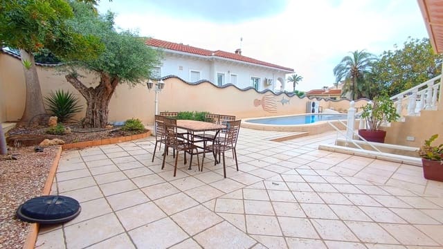 Chalet de 4 habitaciones en Ciudad Quesada, Rojales en venta con piscina - 585.000 € (Ref: 9821609)
