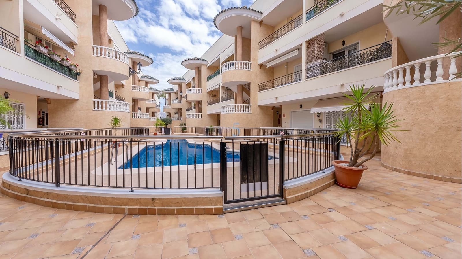 2 soveværelse Lejlighed til salg i Jacarilla med swimmingpool garage - € 129.995 (Ref: 9824081)