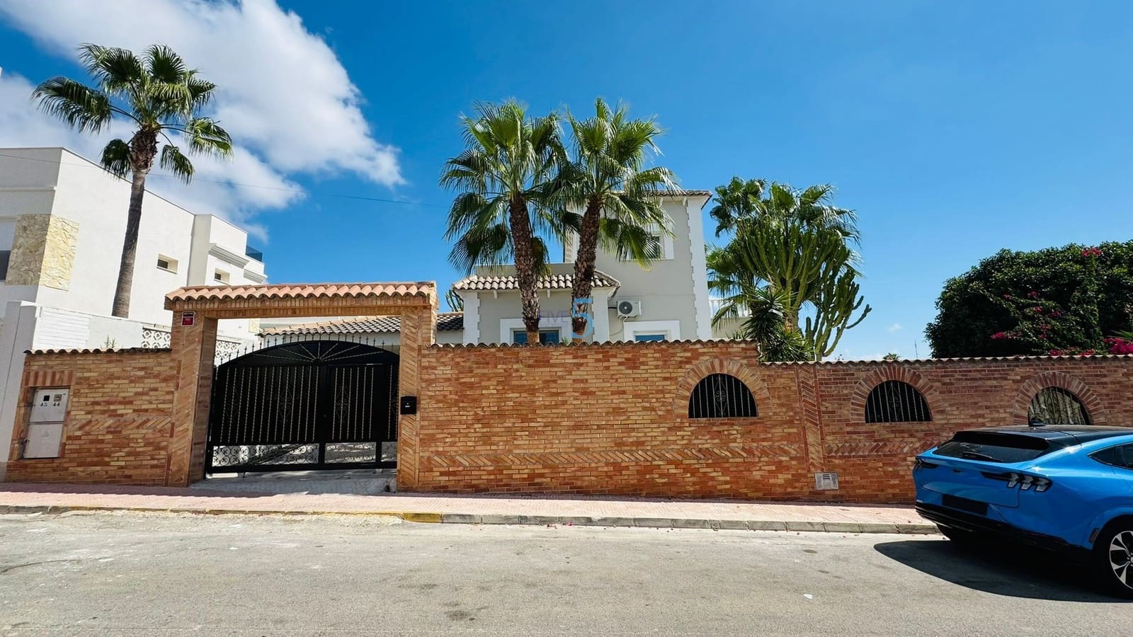 5 Zimmer Villa zu verkaufen in Villamartin mit Pool Garage - 625.000 € (Ref: 9834598)