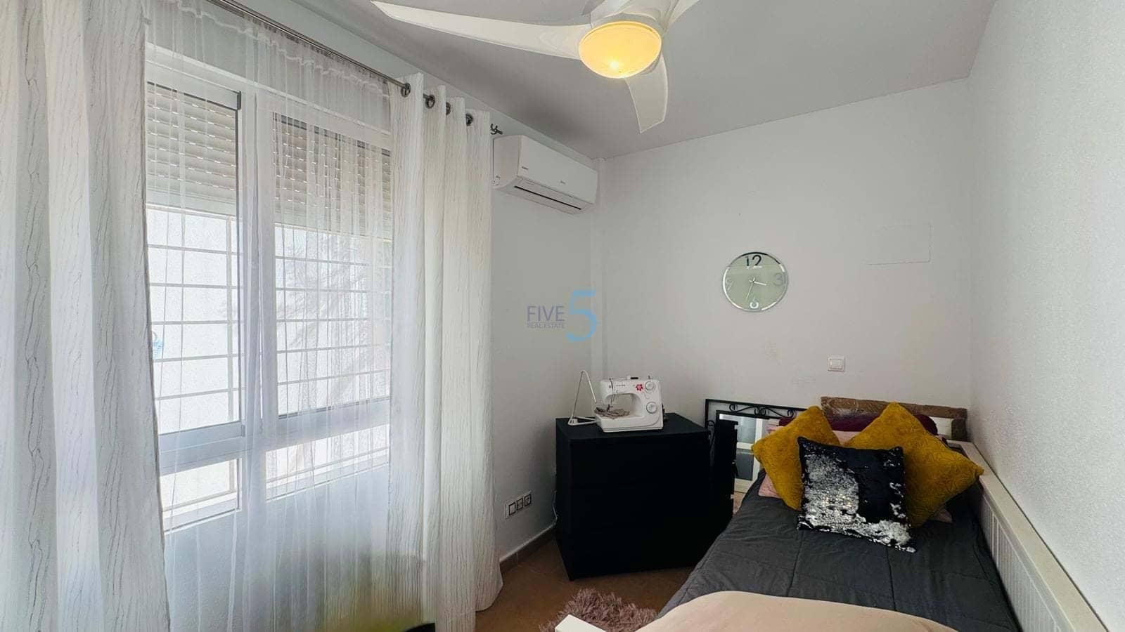 3 makuuhuone Omakotitalo myytävänä paikassa Villamartin mukana uima-altaan 
autotalli - 204 000 € (Ref: 9838582)
