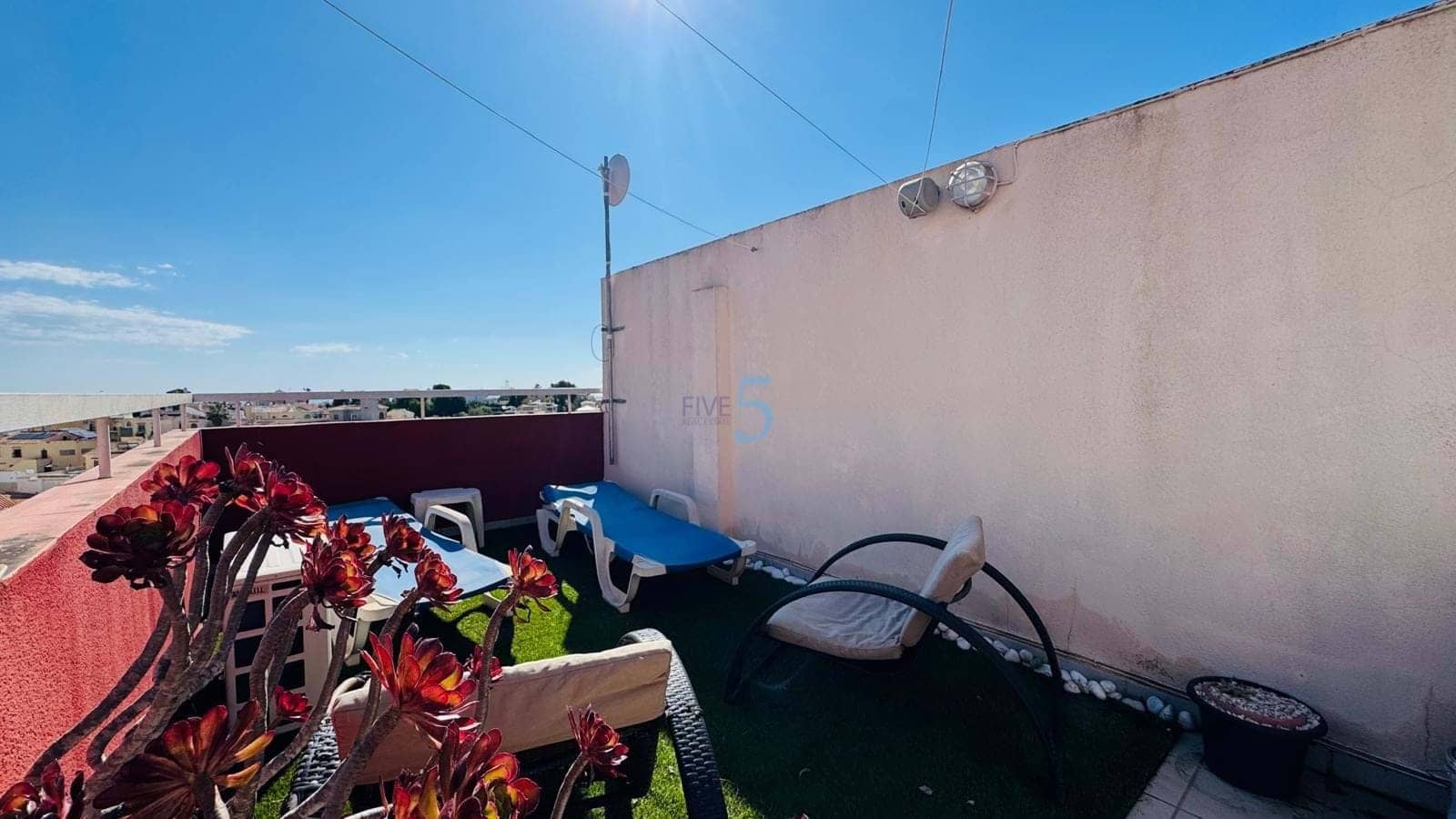 3 makuuhuone Omakotitalo myytävänä paikassa Villamartin mukana uima-altaan 
autotalli - 204 000 € (Ref: 9838582)