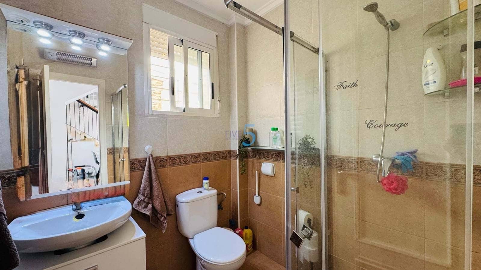 3 makuuhuone Omakotitalo myytävänä paikassa Villamartin mukana uima-altaan 
autotalli - 204 000 € (Ref: 9838582)