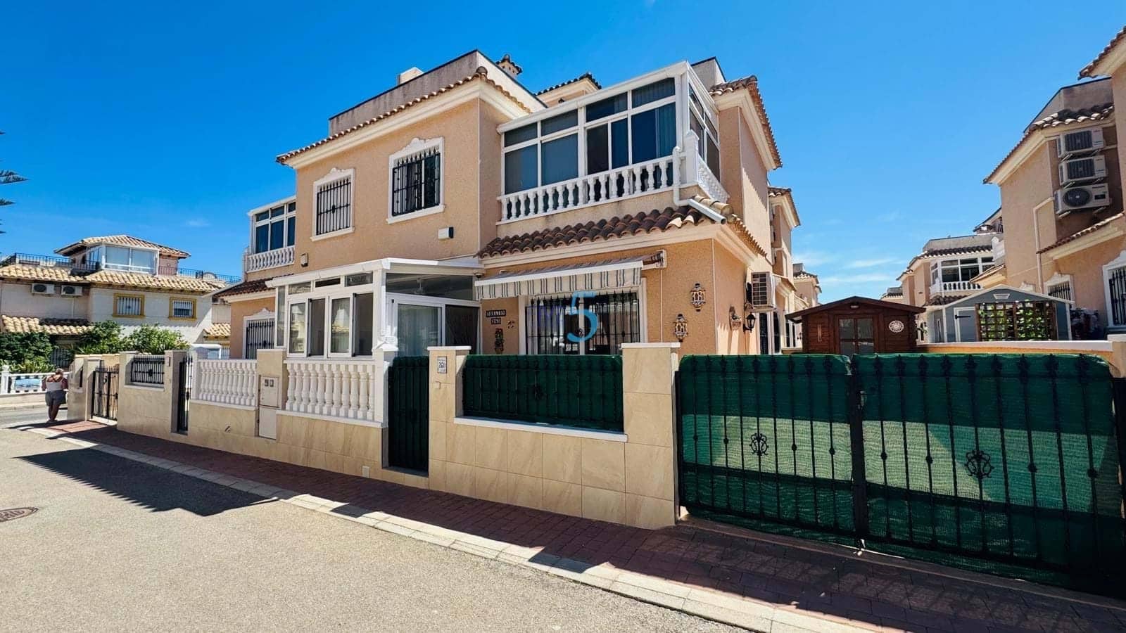 2 makuuhuone Omakotitalo myytävänä paikassa La Zenia mukana uima-altaan - 249 950 € (Ref: 9849931)