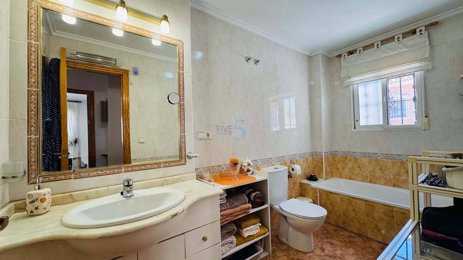 2 makuuhuone Omakotitalo myytävänä paikassa La Zenia mukana uima-altaan - 249 950 € (Ref: 9849931)