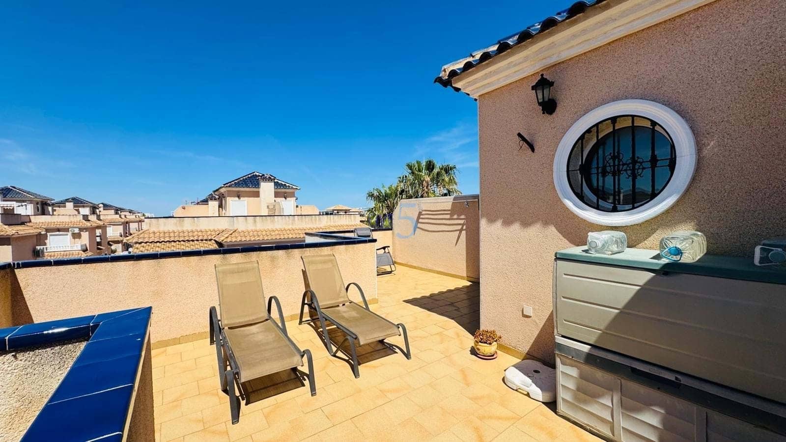 2 makuuhuone Omakotitalo myytävänä paikassa La Zenia mukana uima-altaan - 249 950 € (Ref: 9849931)