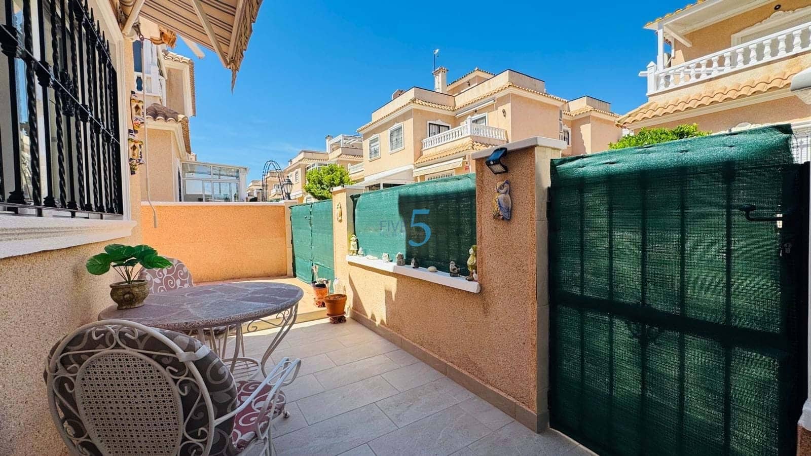 2 makuuhuone Omakotitalo myytävänä paikassa La Zenia mukana uima-altaan - 249 950 € (Ref: 9849931)