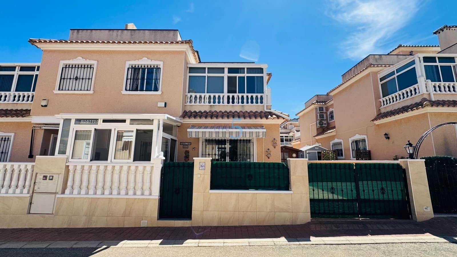 2 makuuhuone Omakotitalo myytävänä paikassa La Zenia mukana uima-altaan - 249 950 € (Ref: 9849931)