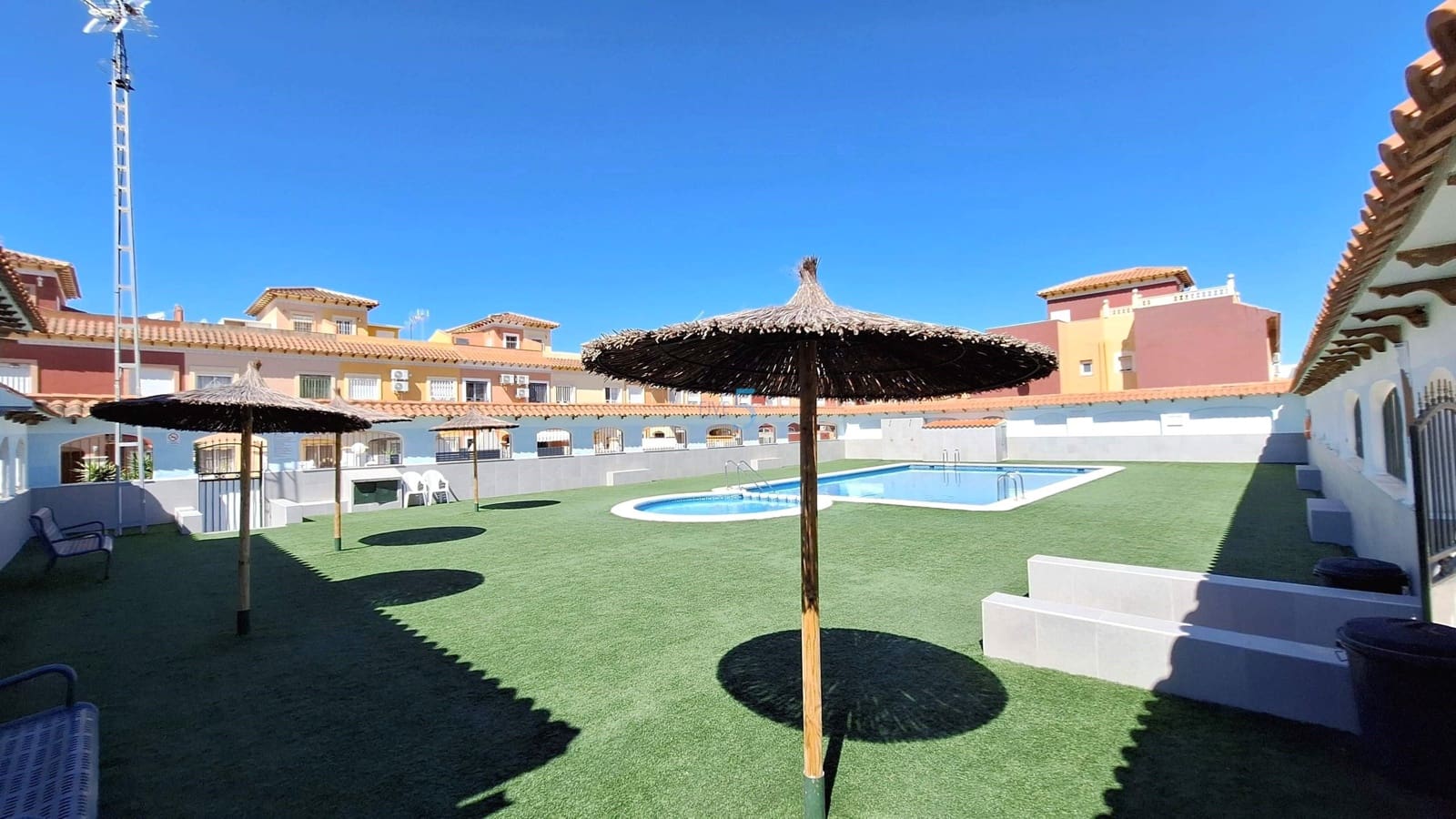 3 slaapkamer Halfvrijstaande villa te koop in Torrevieja met zwembad garage - € 169.900 (Ref: 9850776)