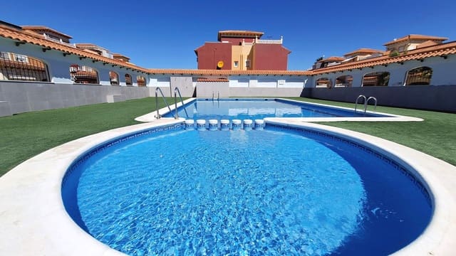3 slaapkamer Halfvrijstaande villa te koop in Torrevieja met zwembad garage - € 169.900 (Ref: 9850776)