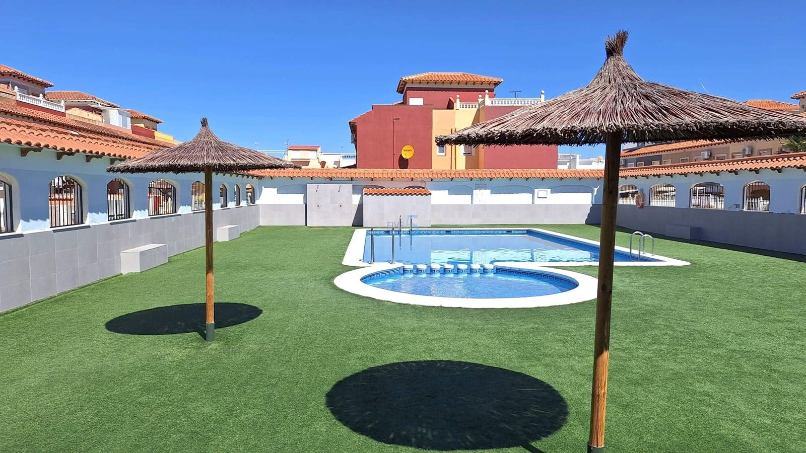 3 slaapkamer Halfvrijstaande villa te koop in Torrevieja met zwembad garage - € 169.900 (Ref: 9850776)