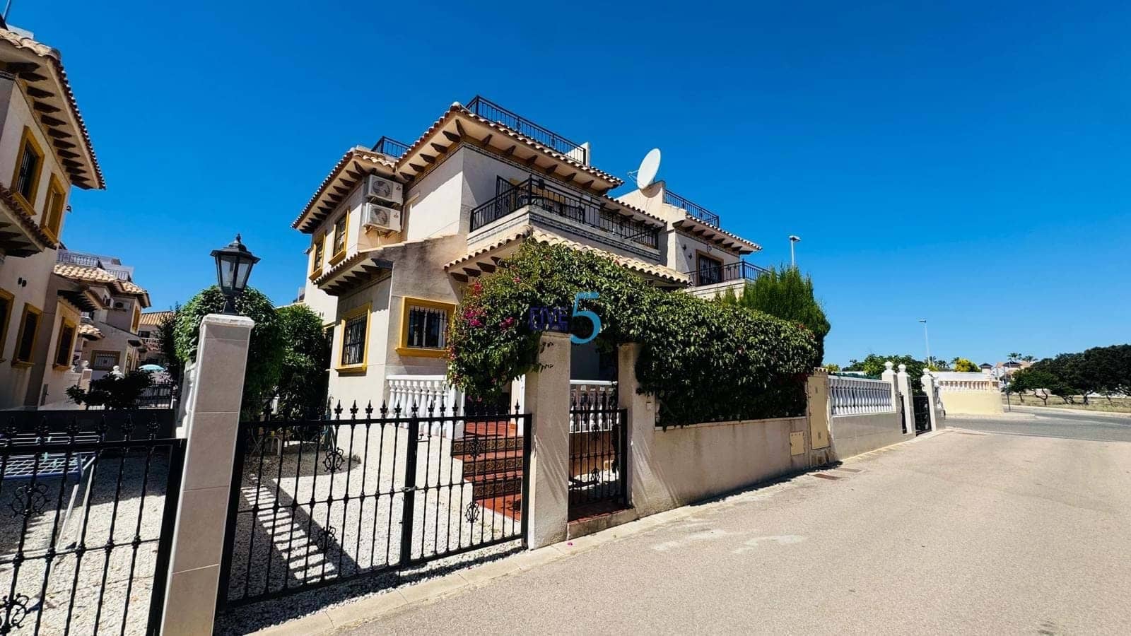 2 soveværelse Byhus til salg i Cabo Roig med swimmingpool garage - € 234.900 (Ref: 9854532)