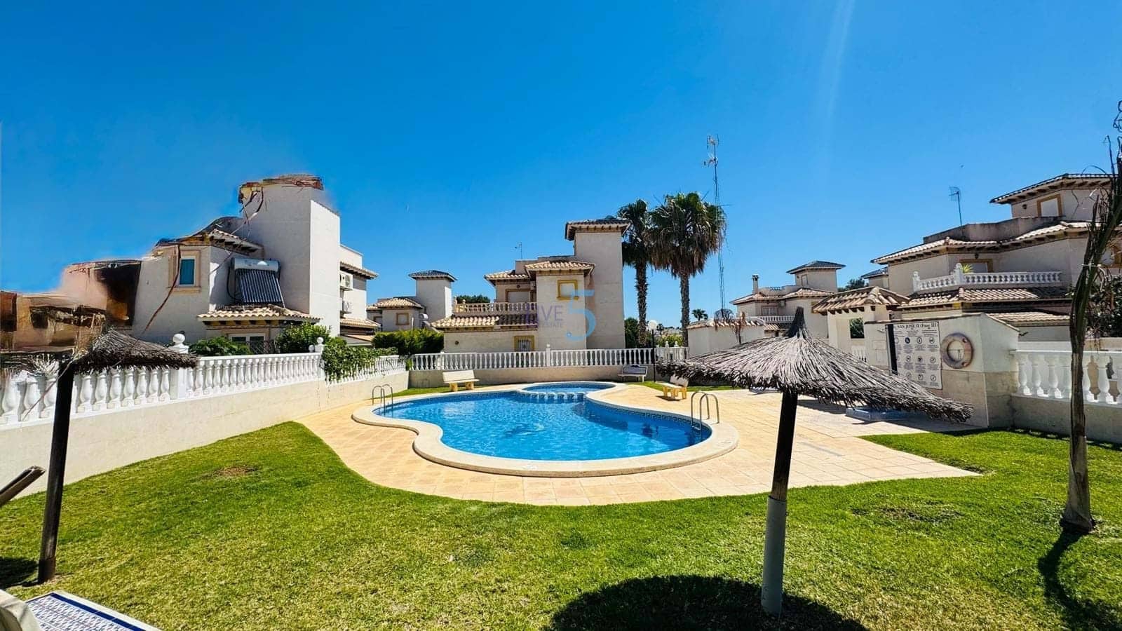 2 soveværelse Byhus til salg i Cabo Roig med swimmingpool garage - € 234.900 (Ref: 9854532)
