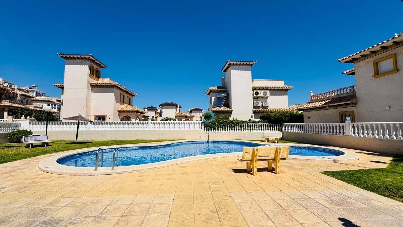 2 soveværelse Byhus til salg i Cabo Roig med swimmingpool garage - € 234.900 (Ref: 9854532)
