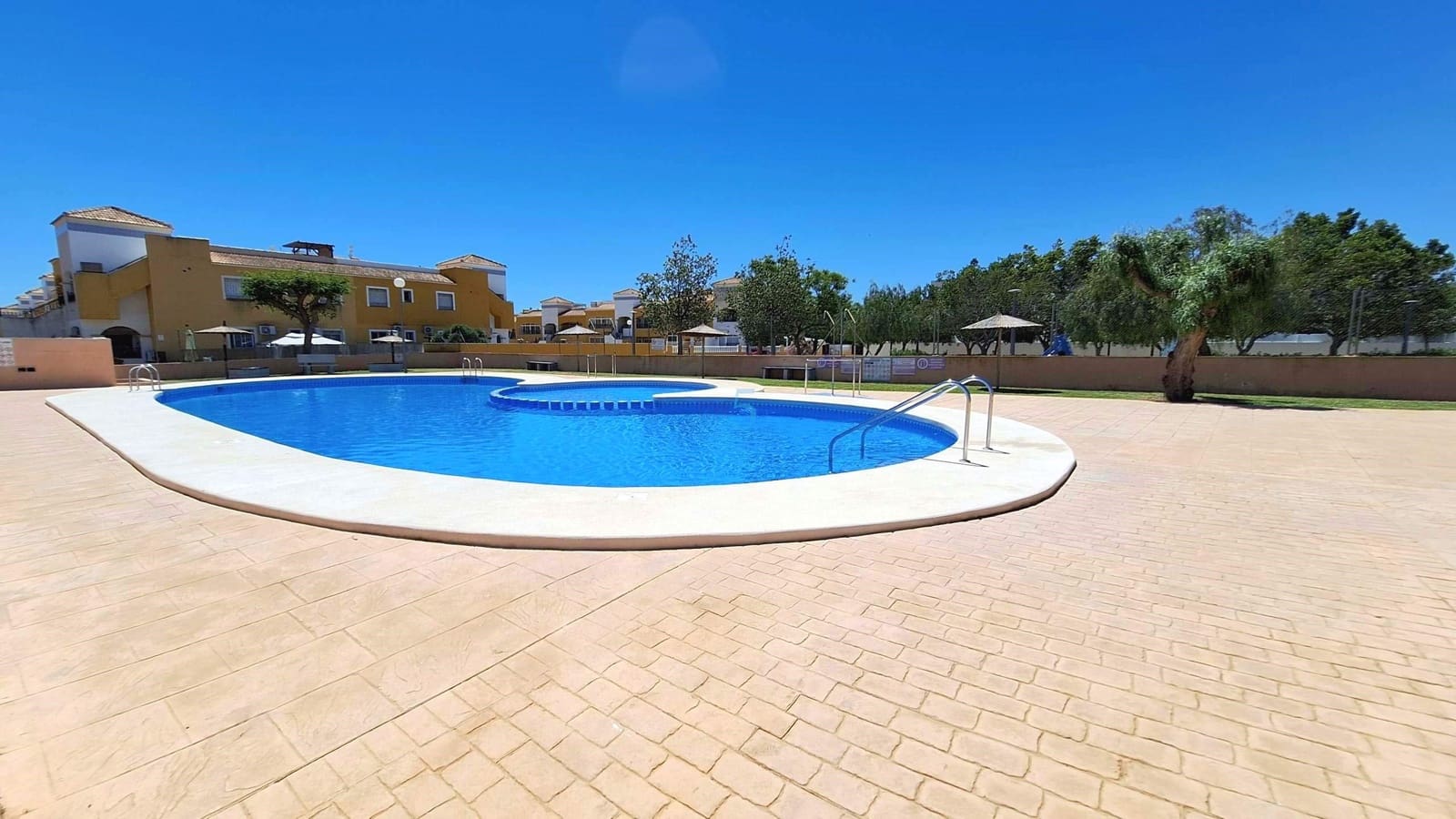 2 bedroom Apartment for sale in Los Montesinos with pool garage - € 125,000 (Ref: 9856056)