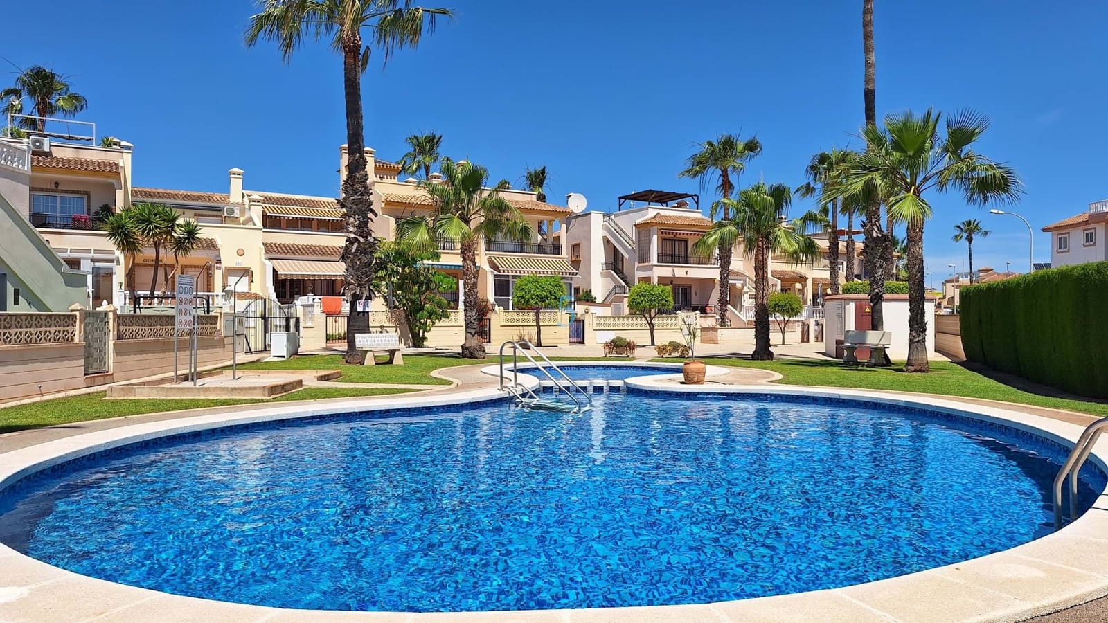 3 sypialnia Dom blizniak na sprzedaż w Playa Flamenca z basenem garażem - 257 000 € (Ref: 9858724)