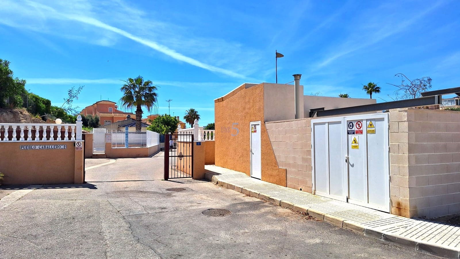 3 sypialnia Dom na sprzedaż w Playa Flamenca z basenem garażem - 285 000 € (Ref: 9863863)