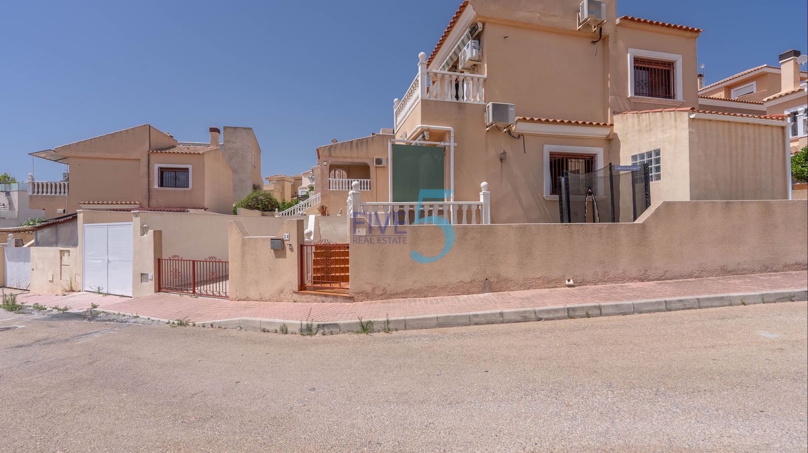 3 camera da letto Villa in vendita in Villamartin con piscina garage - 218.000 € (Rif: 9872186)