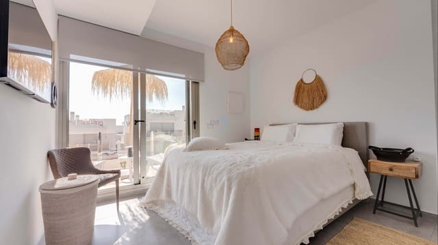 Chalet de 3 habitaciones en Villamartin, Orihuela en venta con piscina garaje - 520.000 € (Ref: 9875546)