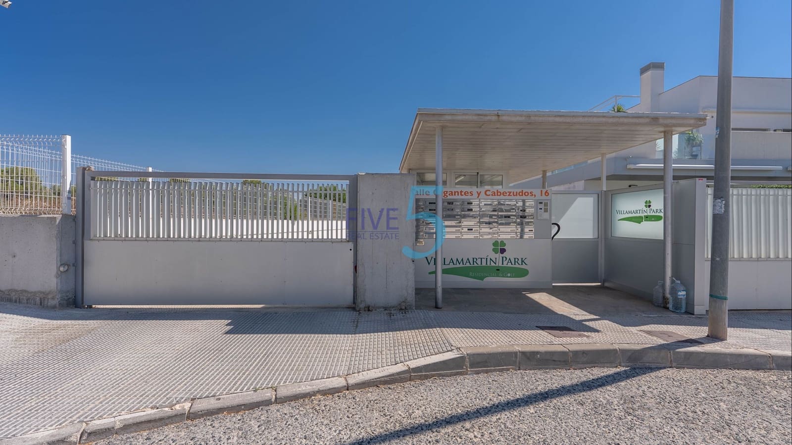 2 soverom Leilighet til salgs i Villamartin med svømmebasseng garasje - € 235 000 (Ref: 9883703)