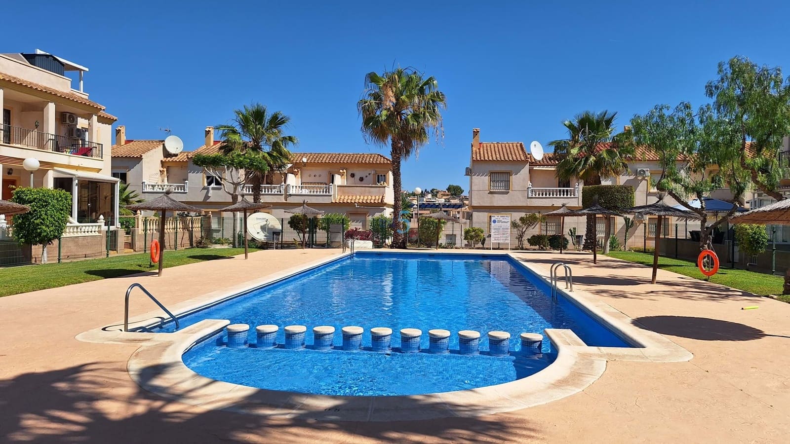 3 soveværelse Byhus til salg i Filipinas med swimmingpool garage - € 179.500 (Ref: 9885222)