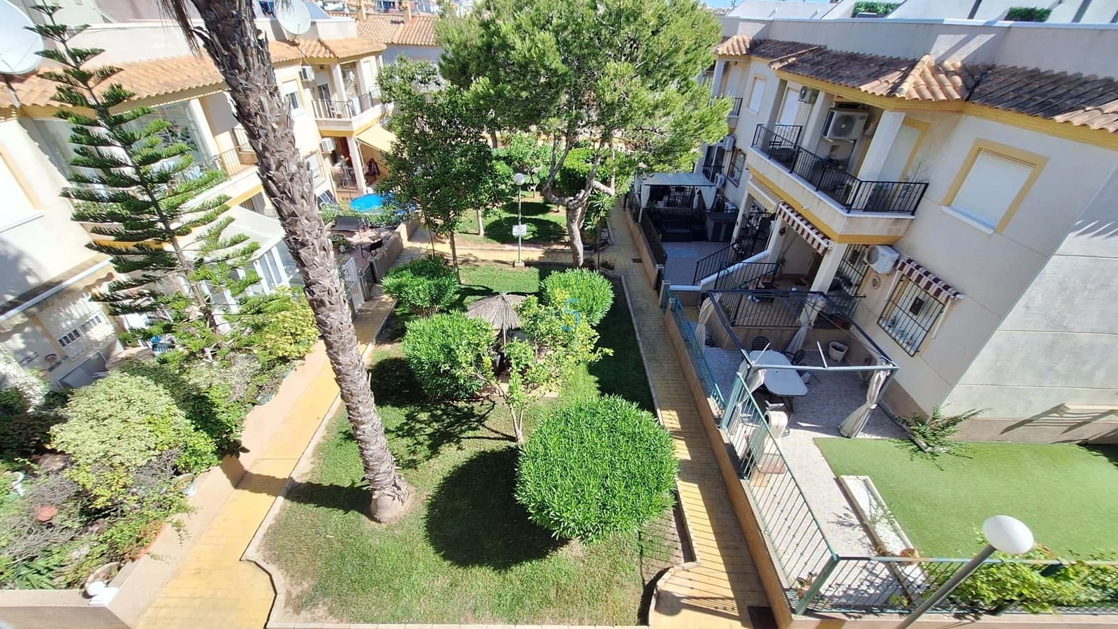 3 soveværelse Byhus til salg i Filipinas med swimmingpool garage - € 179.500 (Ref: 9885222)
