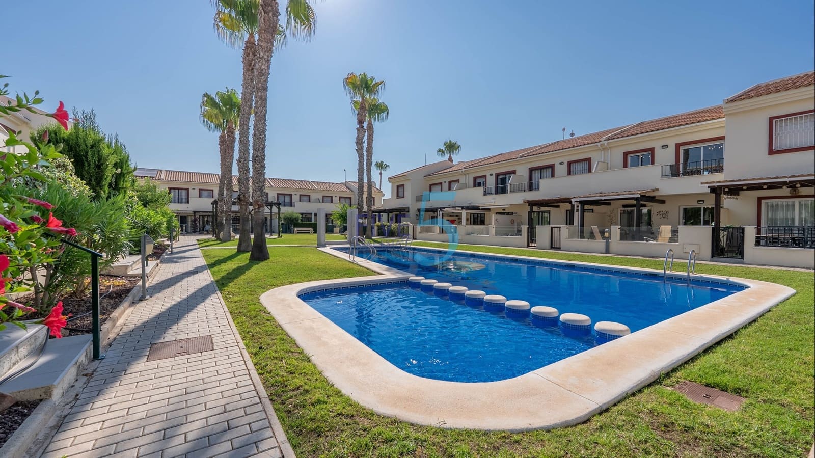 3 soveværelse Byhus til salg i Ciudad Quesada med swimmingpool - € 260.000 (Ref: 9889612)