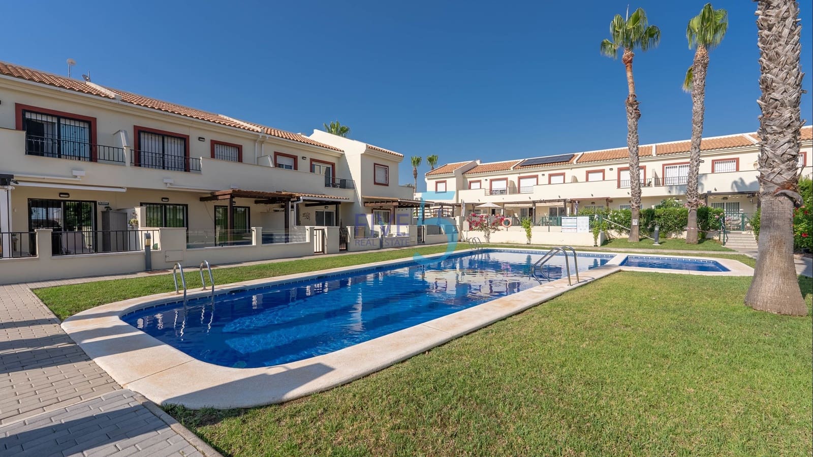 3 soveværelse Byhus til salg i Ciudad Quesada med swimmingpool - € 260.000 (Ref: 9889612)