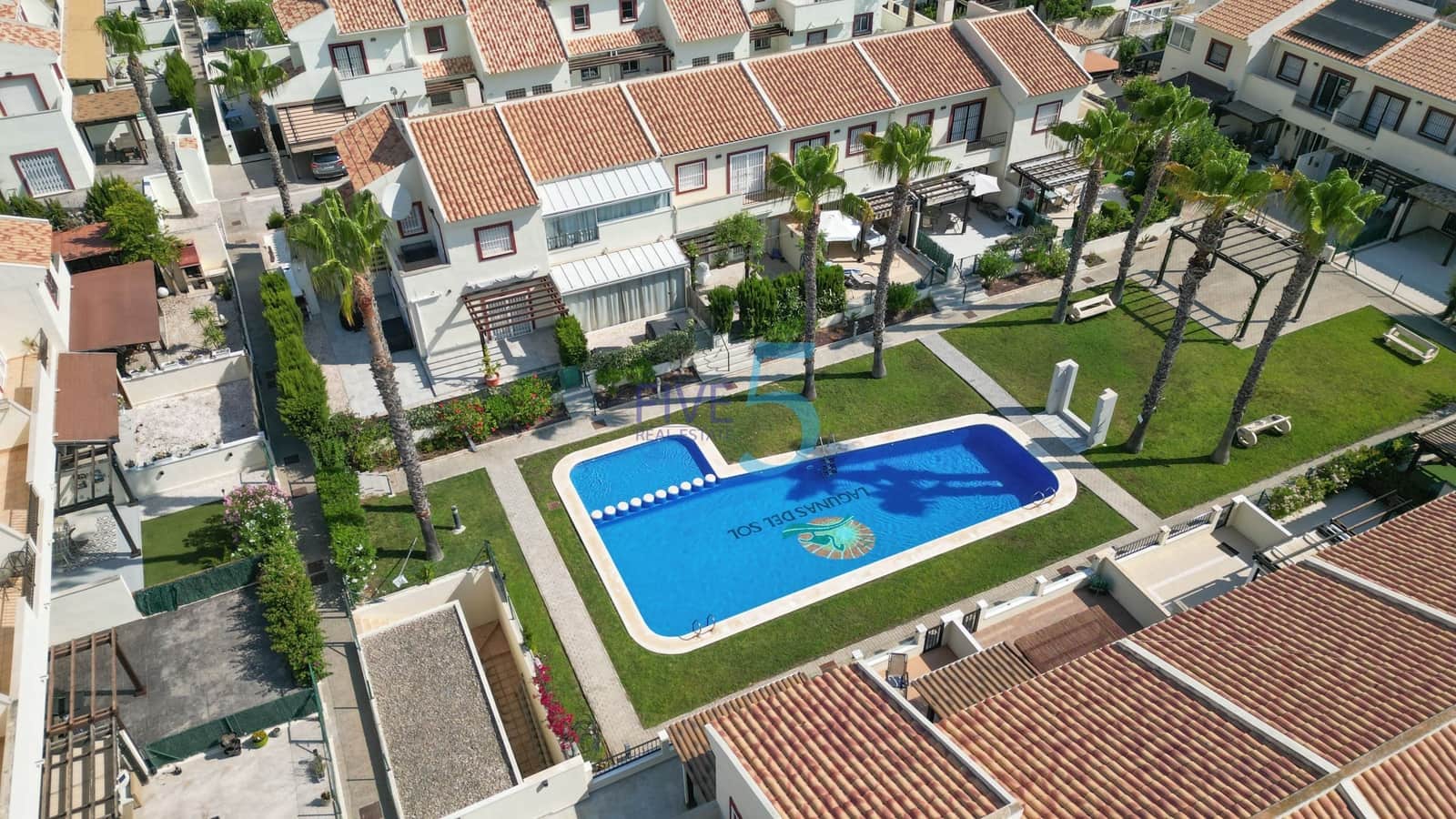 3 soveværelse Byhus til salg i Ciudad Quesada med swimmingpool - € 260.000 (Ref: 9889612)