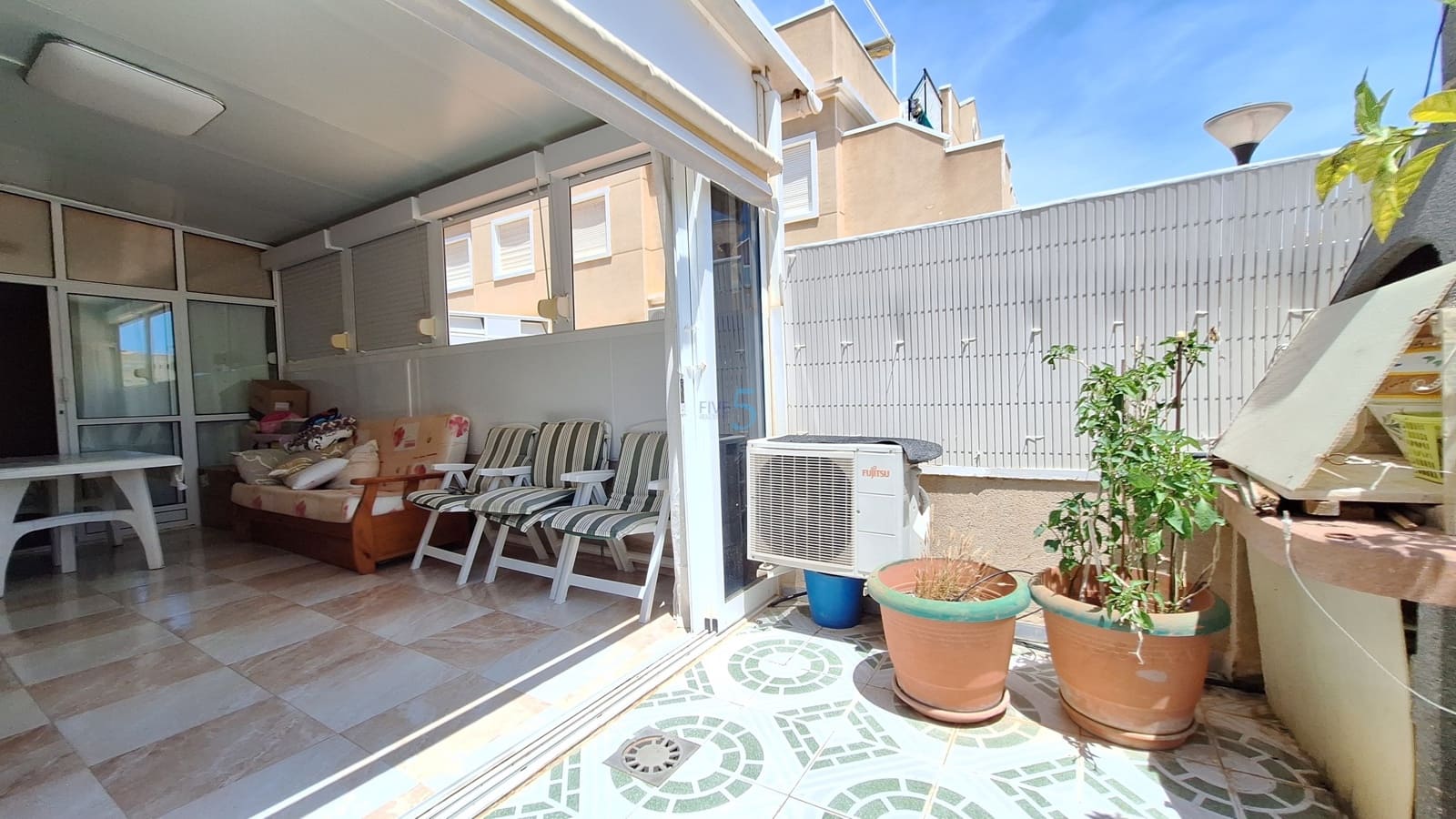 2 makuuhuone Huoneisto myytävänä paikassa Torrevieja mukana uima-altaan 
autotalli - 214 000 € (Ref: 9893100)