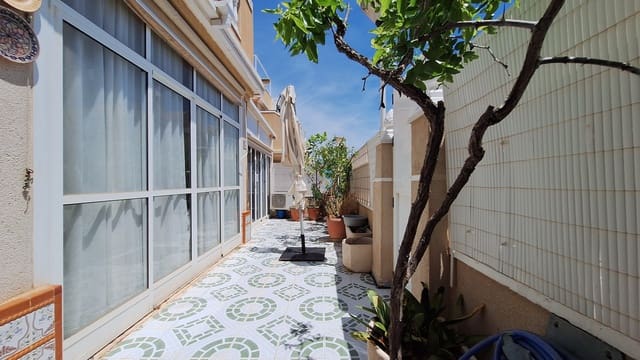 2 makuuhuone Huoneisto myytävänä paikassa Torrevieja mukana uima-altaan 
autotalli - 214 000 € (Ref: 9893100)