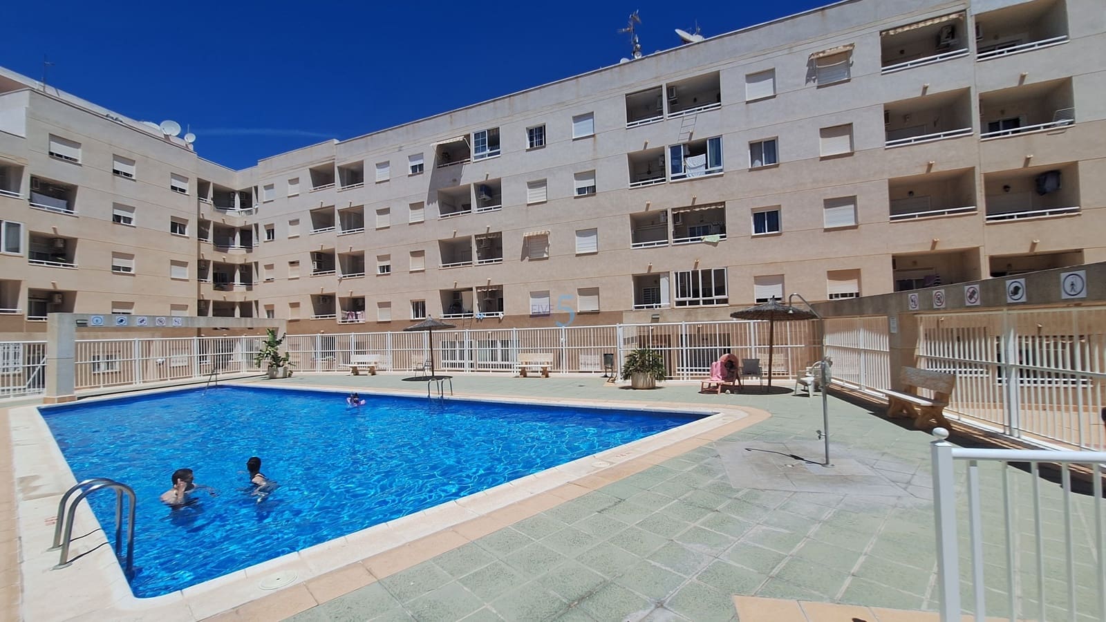 2 Zimmer Apartment zu verkaufen in Torrevieja mit Pool - 149.900 € (Ref: 9897442)
