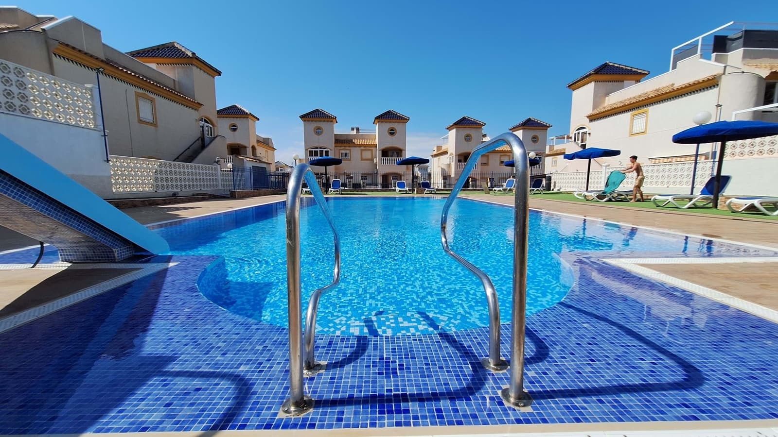 Apartamento de 2 habitaciones en Guardamar del Segura en venta con piscina garaje - 152.000 € (Ref: 9897444)