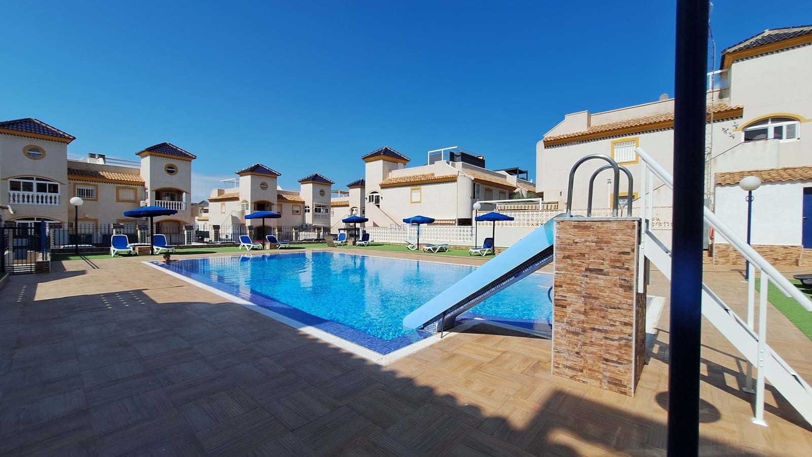 Apartamento de 2 habitaciones en Guardamar del Segura en venta con piscina garaje - 152.000 € (Ref: 9897444)