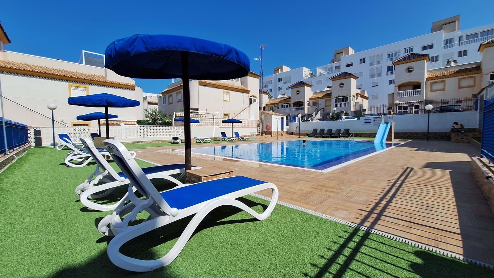 Apartamento de 2 habitaciones en Guardamar del Segura en venta con piscina garaje - 152.000 € (Ref: 9897444)