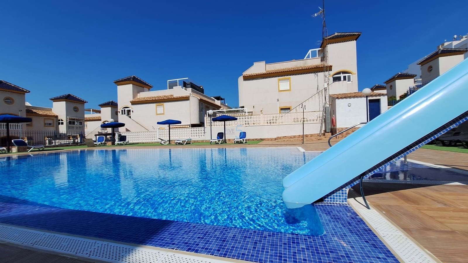 Apartamento de 2 habitaciones en Guardamar del Segura en venta con piscina garaje - 152.000 € (Ref: 9897444)