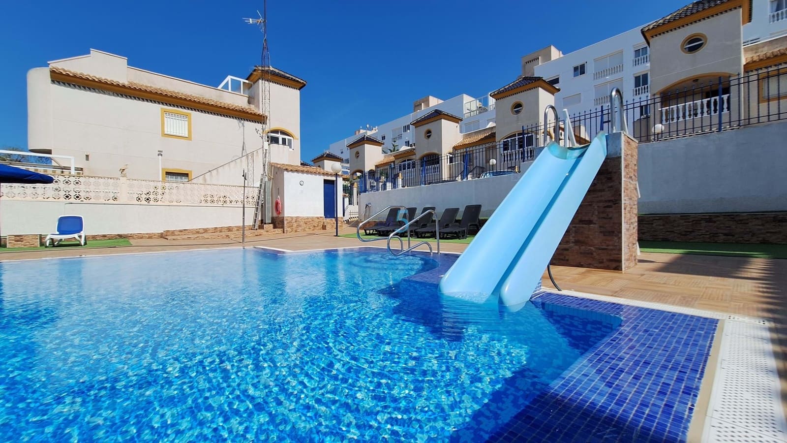 Apartamento de 2 habitaciones en Guardamar del Segura en venta con piscina garaje - 152.000 € (Ref: 9897444)