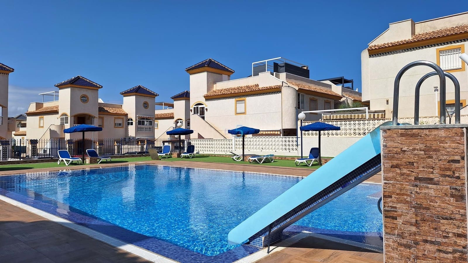 Apartamento de 2 habitaciones en Guardamar del Segura en venta con piscina garaje - 152.000 € (Ref: 9897444)