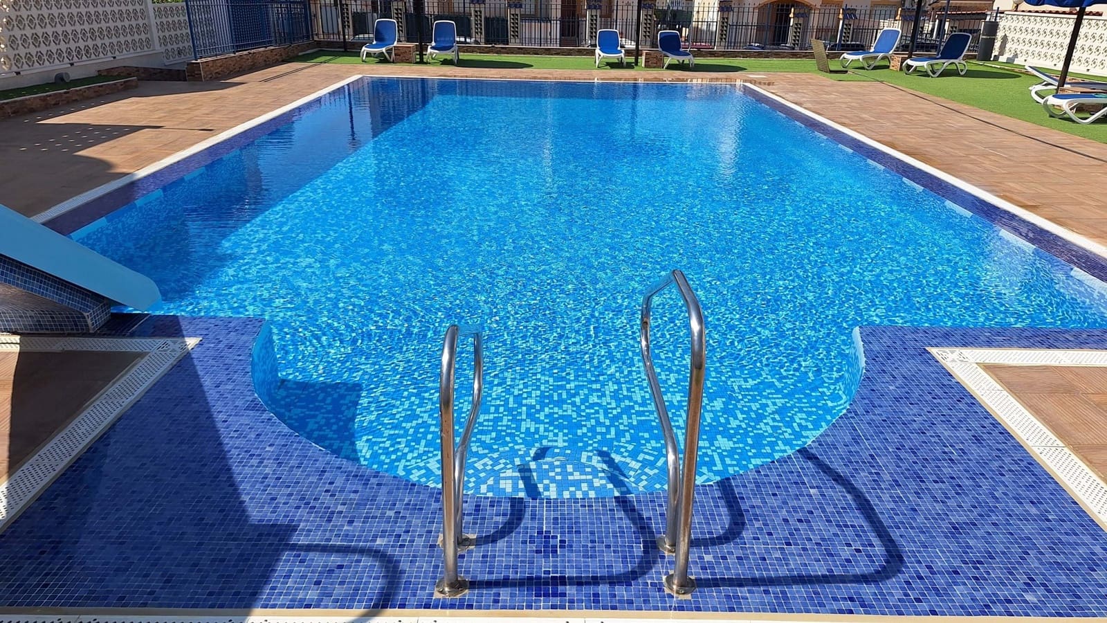 Apartamento de 2 habitaciones en Guardamar del Segura en venta con piscina garaje - 152.000 € (Ref: 9897444)
