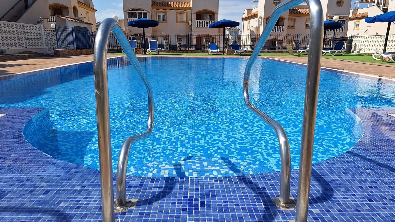 Apartamento de 2 habitaciones en Guardamar del Segura en venta con piscina garaje - 152.000 € (Ref: 9897444)