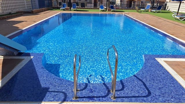 Apartamento de 2 habitaciones en Guardamar del Segura en venta con piscina garaje - 152.000 € (Ref: 9897444)