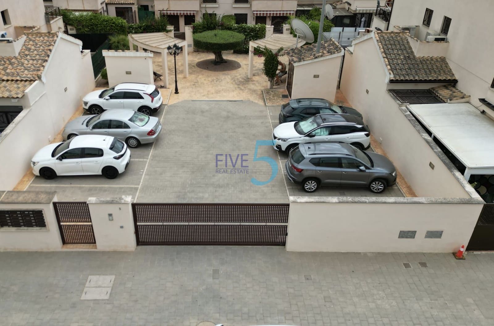 3 bedroom Townhouse for sale in San Cayetano with garage - € 189,900 (Ref: 9899772)