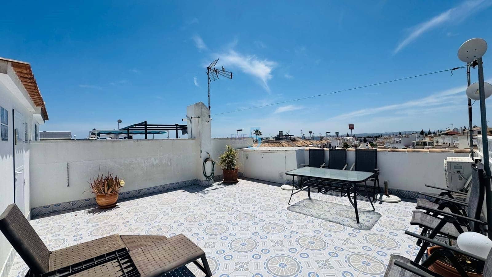 2 soveværelse Lejlighed til salg i Torrevieja med swimmingpool - € 135.000 (Ref: 9906651)
