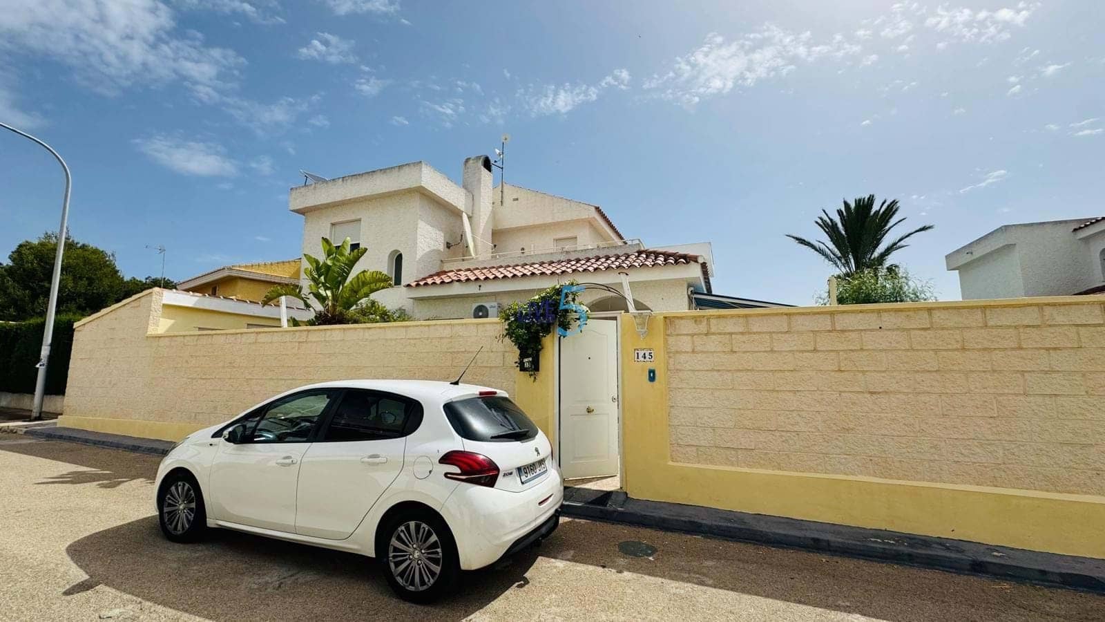 3 bedroom Villa for sale in Dehesa de Campoamor with pool garage - € 359,900 (Ref: 9909474)