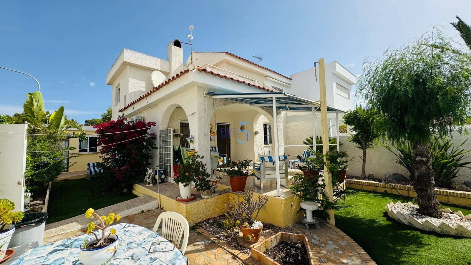3 bedroom Villa for sale in Dehesa de Campoamor with pool garage - € 359,900 (Ref: 9909474)
