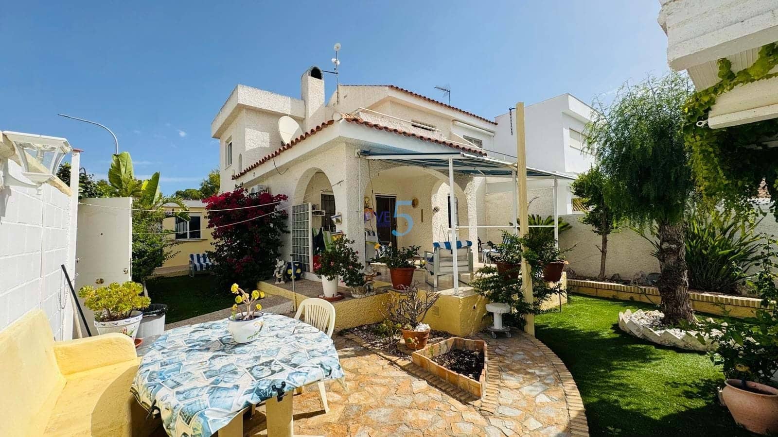 3 bedroom Villa for sale in Dehesa de Campoamor with pool garage - € 359,900 (Ref: 9909474)