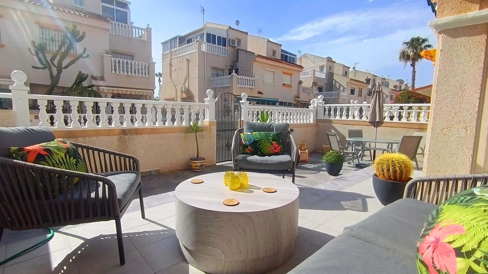 2 slaapkamer Huis te koop in Torrevieja met zwembad - € 175.000 (Ref: 9909857)